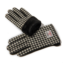 Carica l'immagine nel visualizzatore di Gallery, Guanti Harris Tweed® da donna: Chestnut Herringbone / S