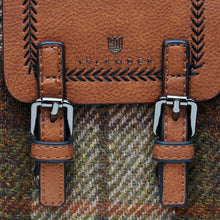 Carica l'immagine nel visualizzatore di Gallery, La borsa per telefono: Chestnut Tartan