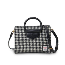 Carica l'immagine nel visualizzatore di Gallery, La borsa Arran: Black and White Dogtooth