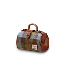 Carica l'immagine nel visualizzatore di Gallery, La borsa Harris Tweed Mini Doctor: Chestnut Blue Tartan