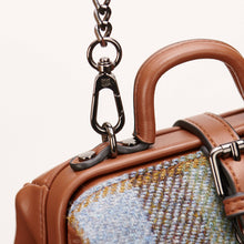 Carica l'immagine nel visualizzatore di Gallery, La borsa Harris Tweed Mini Doctor: Chestnut Blue Tartan