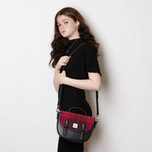Carica l'immagine nel visualizzatore di Gallery, Borsa a tracolla The Medium Cobble: Pink and Blue Tartan
