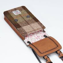 Carica l'immagine nel visualizzatore di Gallery, La borsa per telefono IN Harris Tweed®: Black Watch