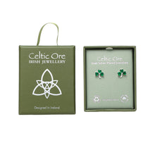 Carica l'immagine nel visualizzatore di Gallery, Orecchini Celtic Ore Crafts con trifoglio verde a 3 pietre, placcati in argento: One Size / Silver