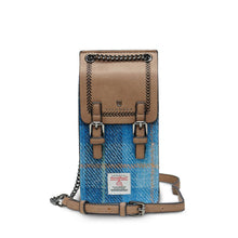 Carica l'immagine nel visualizzatore di Gallery, La borsa per telefono: Chestnut Tartan