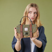 Carica l'immagine nel visualizzatore di Gallery, La Mini Borsa a Tracolla di Paglia: Chestnut Herringbone
