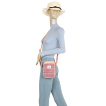 Carica l'immagine nel visualizzatore di Gallery, Borsa a tracolla per cellulare Harris Tweed Buchanan
