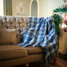 Carica l&#39;immagine nel visualizzatore di Gallery, Magnifica Coperta in lana d&#39;agnello: colore Chestnut and Blue Tartan
