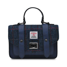 Carica l&#39;immagine nel visualizzatore di Gallery, La mini borsa: Navy Tartan
