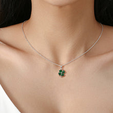 Carica l'immagine nel visualizzatore di Gallery, Ciondolo trifoglio verde con 4 pietre, placcato argento: One Size / Silver
