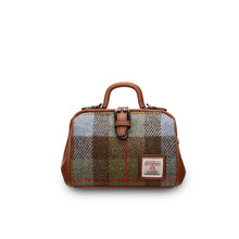 Carica l'immagine nel visualizzatore di Gallery, La borsa Harris Tweed Mini Doctor: Pink Blue Tartan
