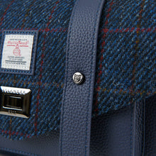 Carica l'immagine nel visualizzatore di Gallery, La Borsa a Tracolla Media in Pelle: Chestnut-Blue Tartan
