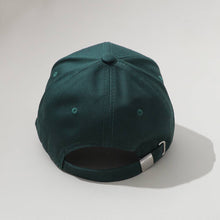 Carica l'immagine nel visualizzatore di Gallery, Cappellino da baseball verde scuro con apribottiglie
