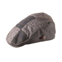 Carica l&#39;immagine nel visualizzatore di Gallery, Berretto piatto patchwork di tweed: Green Herringbone
