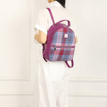 Carica l&#39;immagine nel visualizzatore di Gallery, Zaino Fucsia Pink Blu in  Harris Tweed
