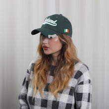 Carica l'immagine nel visualizzatore di Gallery, Cappellino da baseball verde scuro con apribottiglie
