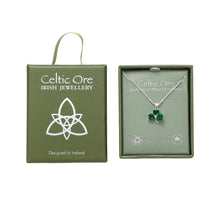 Carica l'immagine nel visualizzatore di Gallery, Ciondolo trifoglio verde con 3 pietre placcato argento: One Size / Silver
