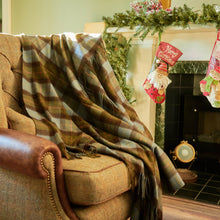 Carica l&#39;immagine nel visualizzatore di Gallery, Magnifica Coperta in lana d&#39;agnello: colore Chestnut and Blue Tartan

