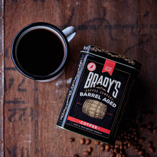 Carica l&#39;immagine nel visualizzatore di Gallery, Barattolo di caffè macinato con whisky irlandese invecchiato in botte di Brady&#39;s
