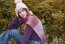 Carica l&#39;immagine nel visualizzatore di Gallery, Sciarpa grande in tweed a spina di pesce: Blush Tweed
