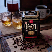 Carica l&#39;immagine nel visualizzatore di Gallery, Barattolo di caffè macinato con whisky irlandese invecchiato in botte di Brady&#39;s
