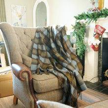 Carica l&#39;immagine nel visualizzatore di Gallery, Magnifica Coperta in lana d&#39;agnello: colore Chestnut and Blue Tartan
