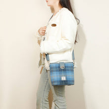 Carica l'immagine nel visualizzatore di Gallery, Borsa a tracolla Harris Tweed Skye Blue 7113
