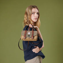 Carica l'immagine nel visualizzatore di Gallery, La Mini Borsa a Tracolla di Paglia: Chestnut Herringbone
