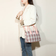 Carica l&#39;immagine nel visualizzatore di Gallery, Borsa a mano in Harris Tweed Tartan Buchanan 166
