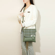 Carica l'immagine nel visualizzatore di Gallery, Borsa a tracolla Harris Tweed Fucsia
