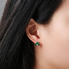 Carica l'immagine nel visualizzatore di Gallery, Orecchini Celtic Ore Crafts con trifoglio verde a 3 pietre, placcati in argento: One Size / Silver
