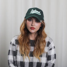 Carica l'immagine nel visualizzatore di Gallery, Cappellino da baseball verde scuro con apribottiglie
