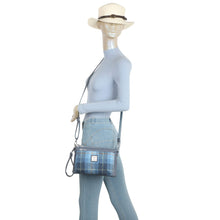 Carica l&#39;immagine nel visualizzatore di Gallery, Borsa a tracolla stile Harris Tweed Skye Blue
