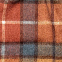 Carica l&#39;immagine nel visualizzatore di Gallery, Sciarpa tartan in pura lana: Country Purple and Tan
