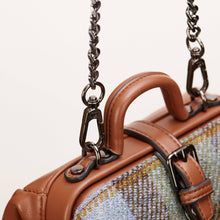 Carica l'immagine nel visualizzatore di Gallery, La borsa Harris Tweed Mini Doctor: Pink Blue Tartan
