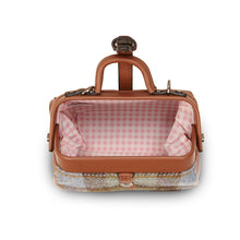 Carica l'immagine nel visualizzatore di Gallery, La borsa Harris Tweed Mini Doctor: Pink Blue Tartan
