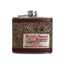 Carica l&#39;immagine nel visualizzatore di Gallery, Fiaschetta Harris Tweed da 170 ml: Light Blue Herringbone Harris Tweed

